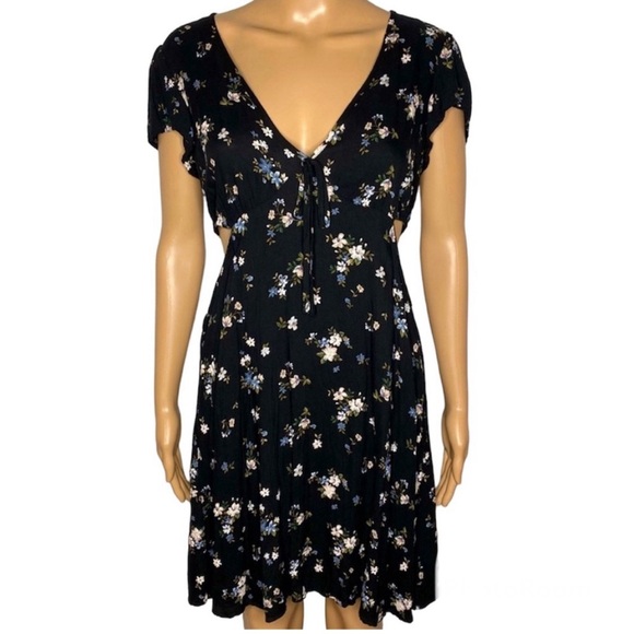 American Eagle Black Floral Cut Out V-Neck Short Sleeve Mini Sundress Dress - Picture 2 of 9
